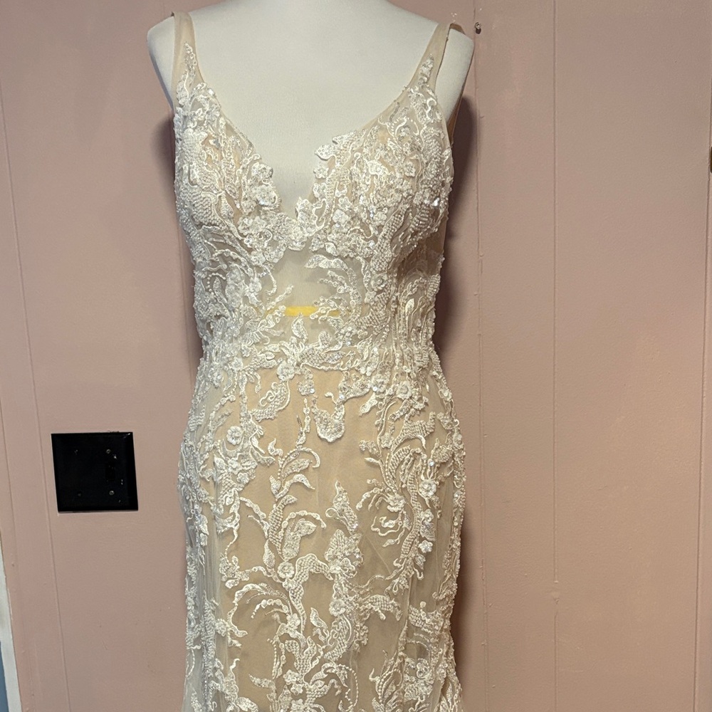 Stunning wedding dress, white lace with beige lining